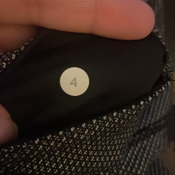 Lululemon Boogie Short Diamond Dot Black & White
Size 4 - Picture 7 of 7